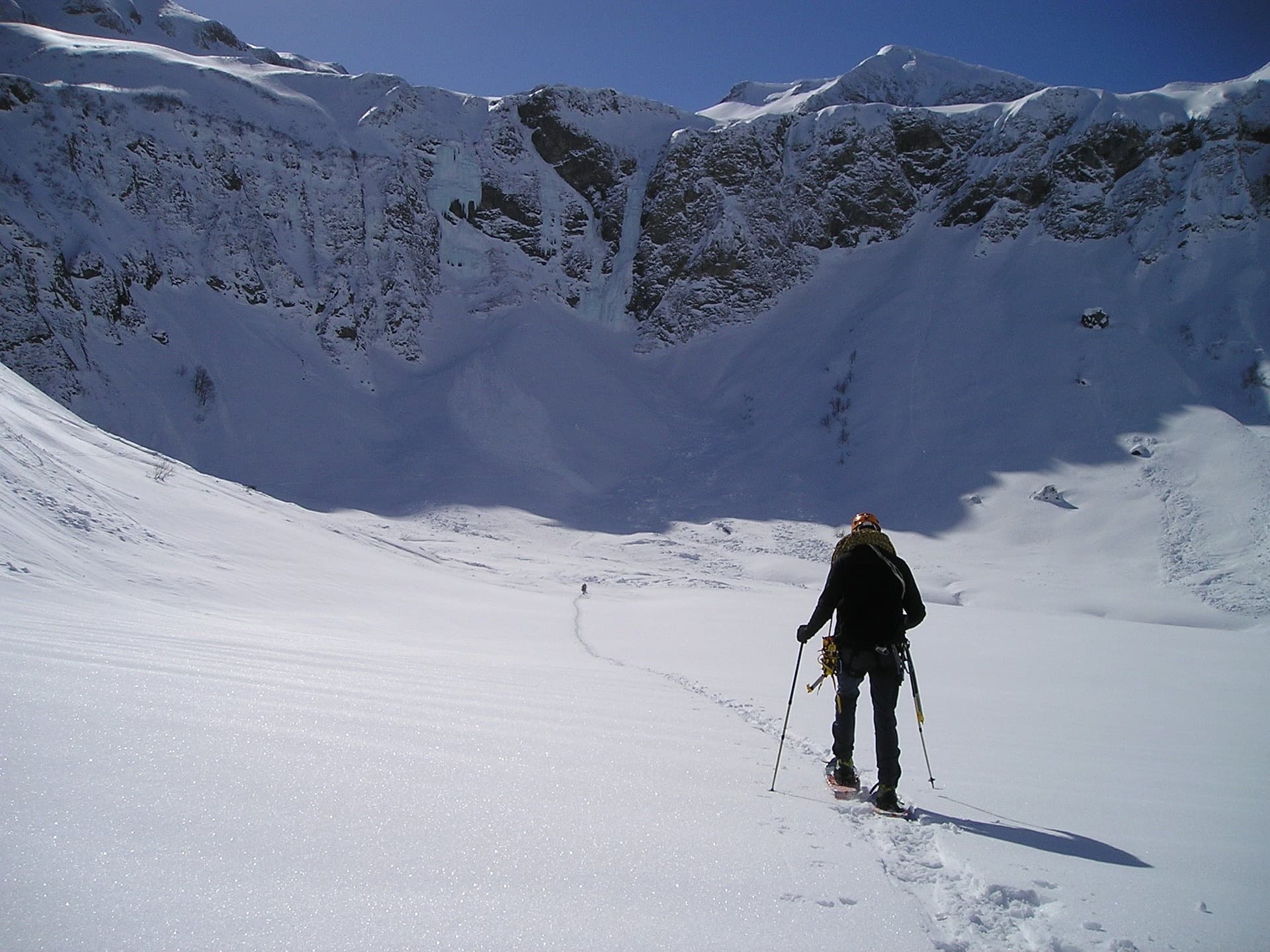 ewool-heated-gloves-snowshoeing