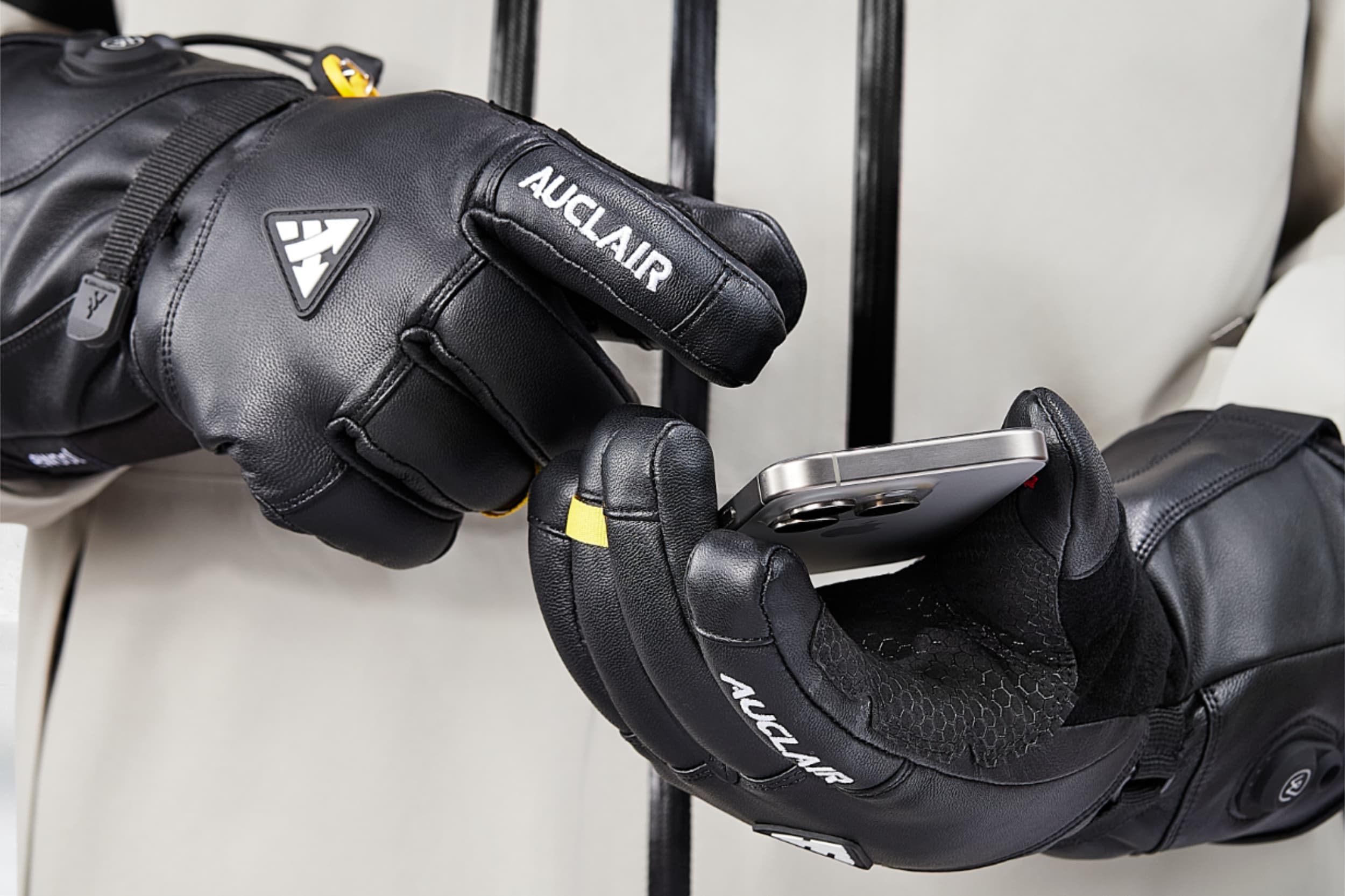 auclair-gloves-touchscreen